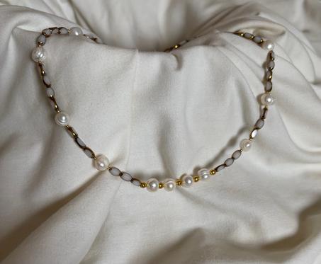 ✨ Collier Jinbian – Éclat Doré & Perles Naturelles 🤍 Blanc