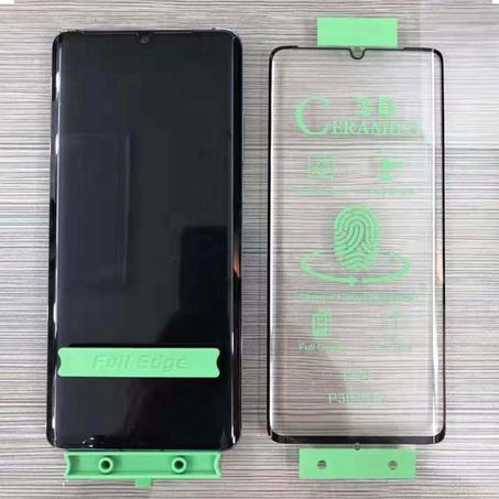 ÉCRAN EN VERRE CÉRAMIQUE INCURVÉ.