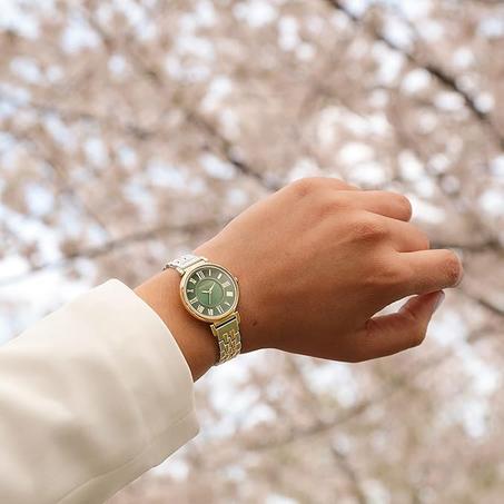 ساعة يد بسوار معدني للنساء من ان كلاين، تناظري، بمينا فضة