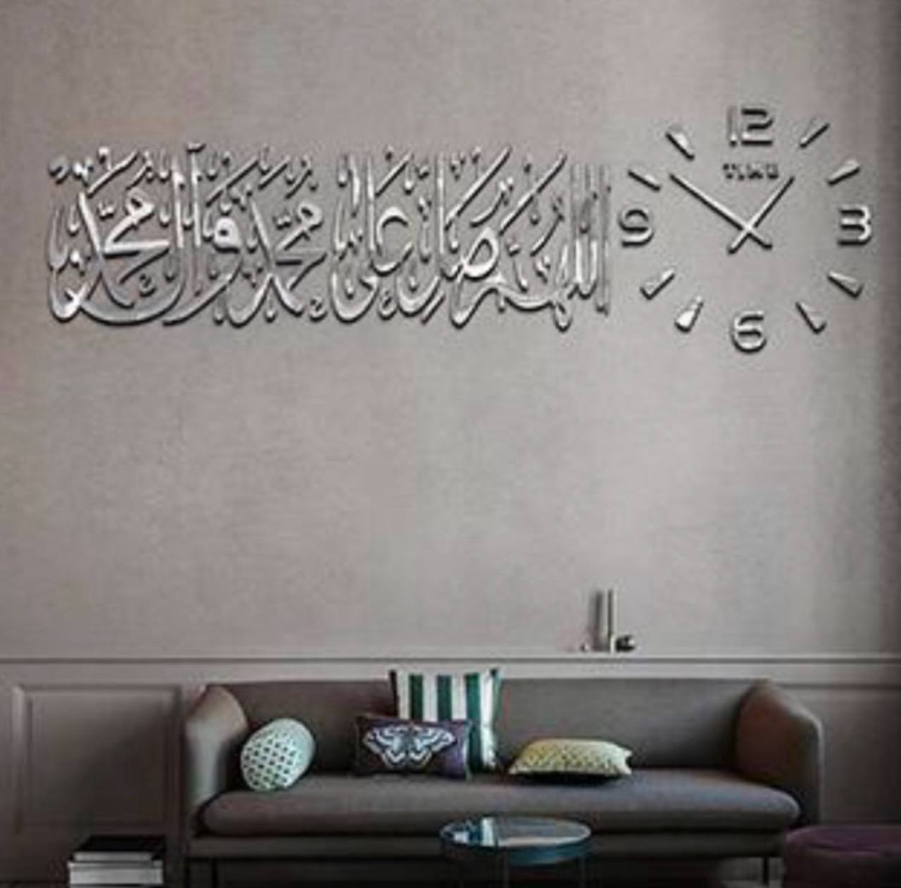 ساعة حائط مع صورة من القرآن الكريم كبيرة