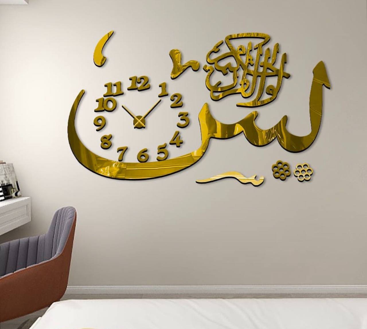 ساعة حائط مع صورة من القرآن الكريم كبيرة