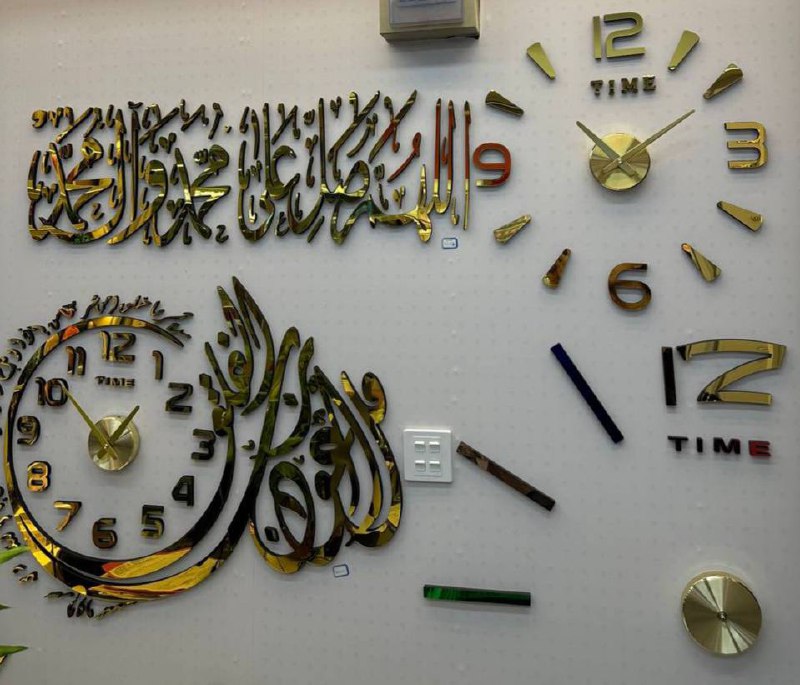 ساعة حائط مع صورة من القرآن الكريم كبيرة