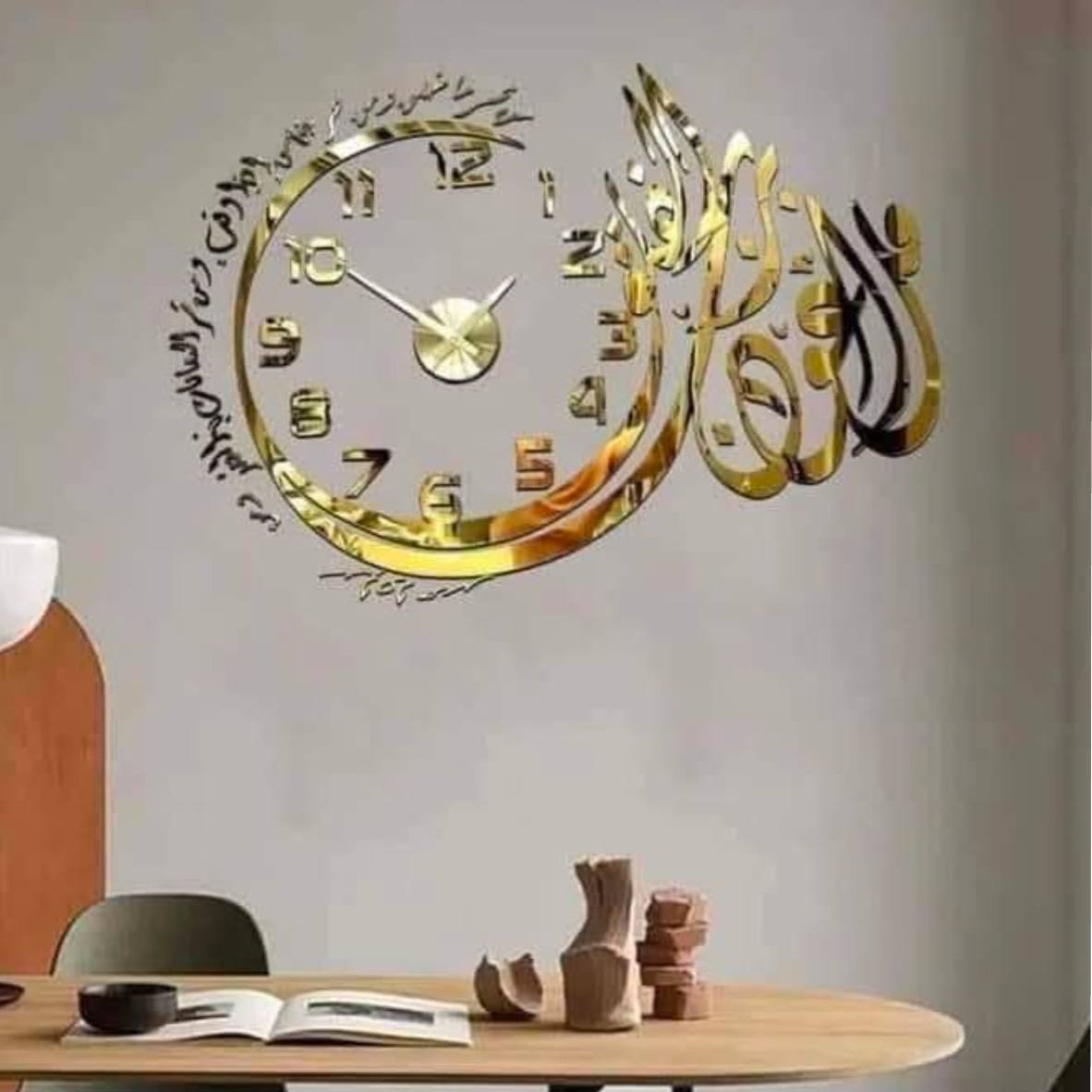 ساعة حائط مع صورة من القرآن الكريم كبيرة