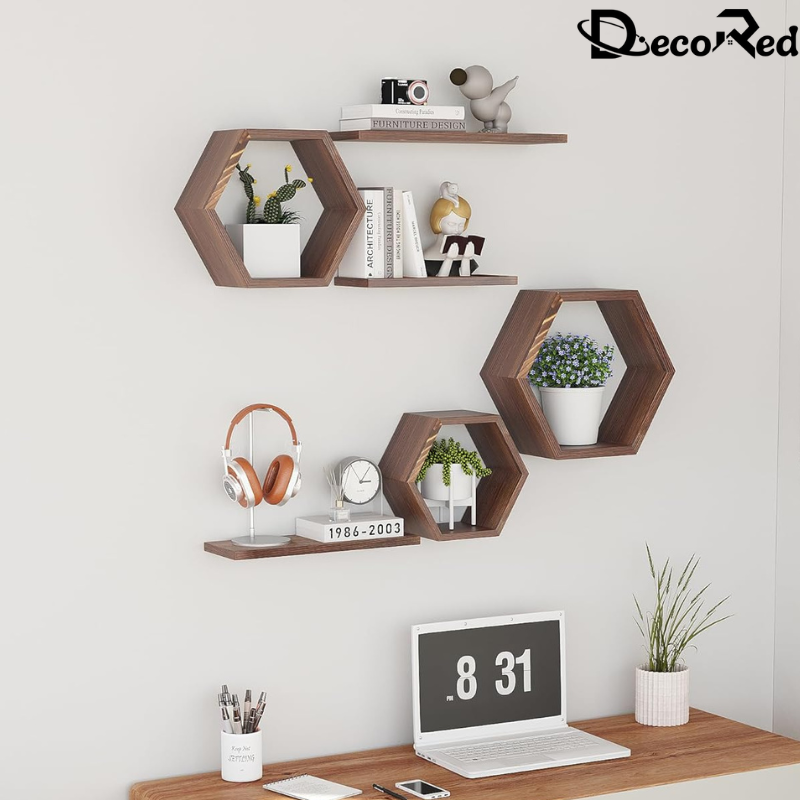 أرفف خشبية سداسية مثبتة على الحائط