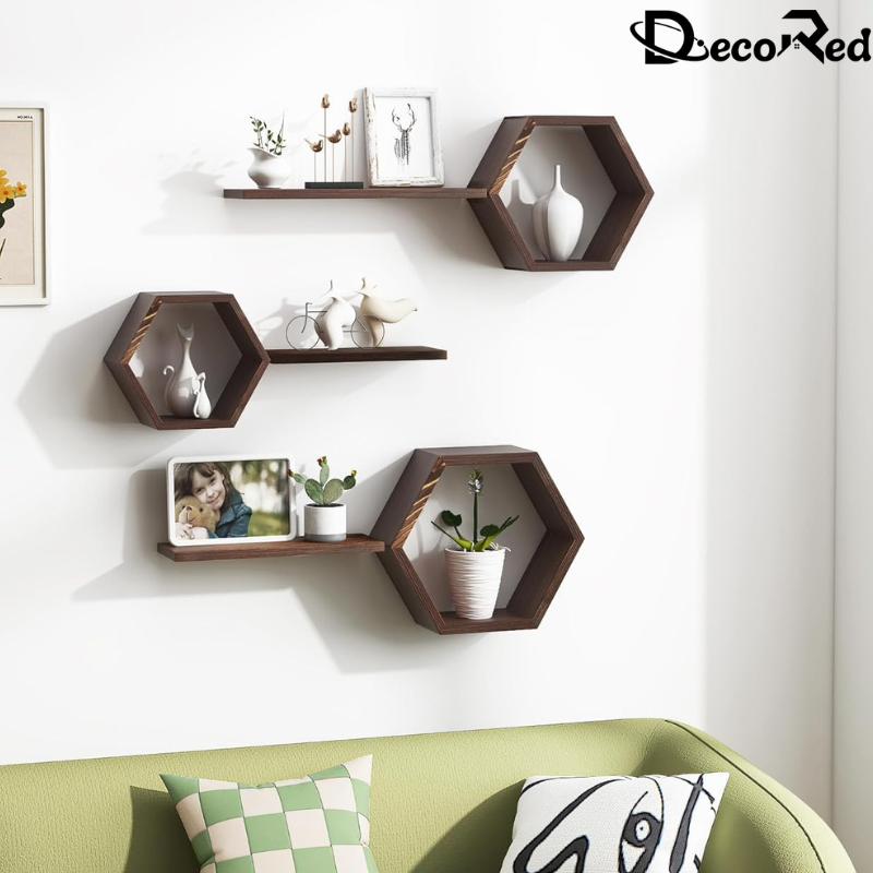 أرفف خشبية سداسية مثبتة على الحائط