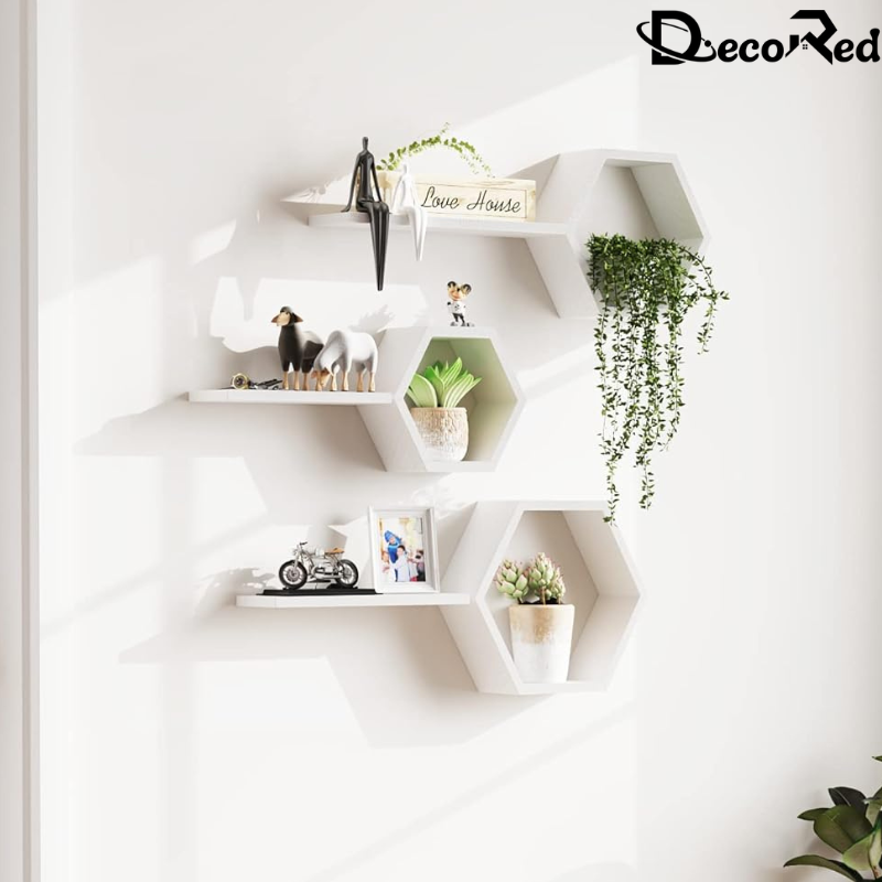 أرفف خشبية سداسية مثبتة على الحائط