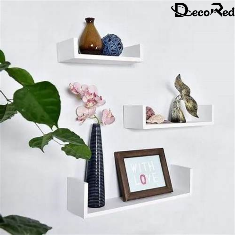 رفوف حائط عائمة على شكل حرف U مصنوعة من مادة MDF باللون الأبيض للتخزين.