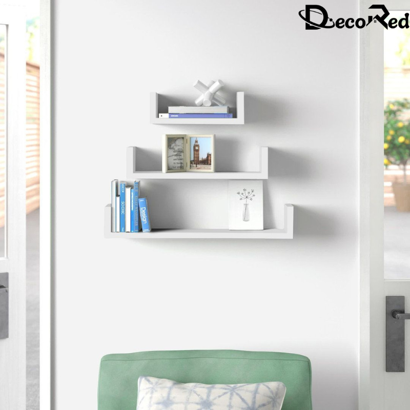 رفوف حائط عائمة على شكل حرف U مصنوعة من مادة MDF باللون الأبيض للتخزين.