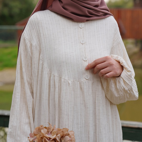 فستان محتشم بتصميم راقٍ لصيف 2025