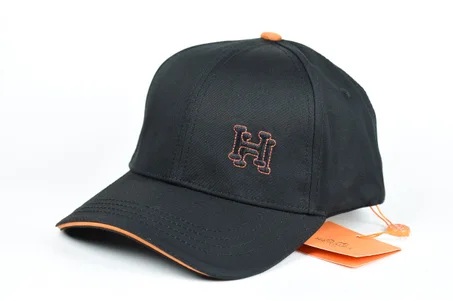 découvrez les dernières nouveautés en accessoires de mode pour homme sur Hermès