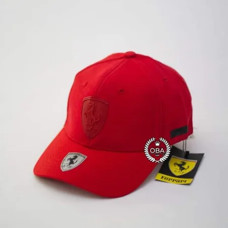Complétez votre look avec les casquettes pour homme Ferrari®