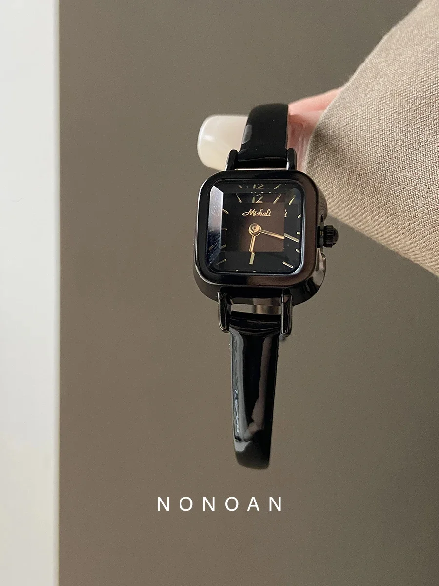 Elegant Women's Retro Black Waterproof Quartz Watch