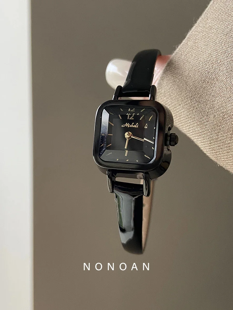 Elegant Women's Retro Black Waterproof Quartz Watch