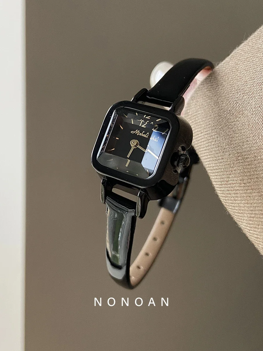 Elegant Women's Retro Black Waterproof Quartz Watch