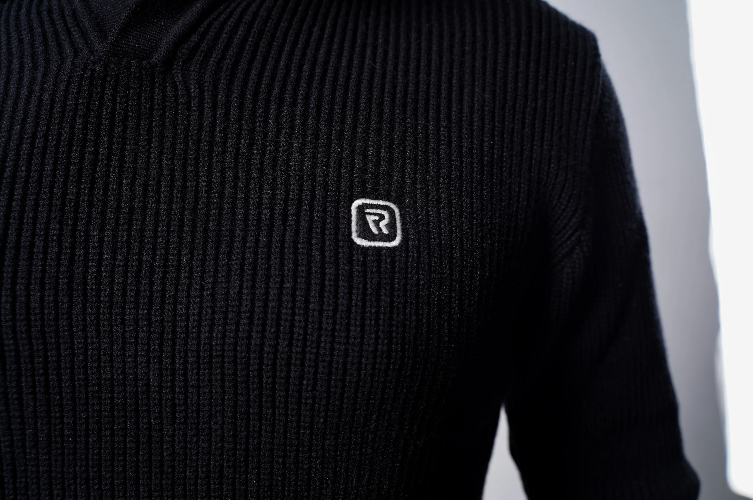 Pull Col Polo Côtelé Noir. L'Élégance Redéfinie.