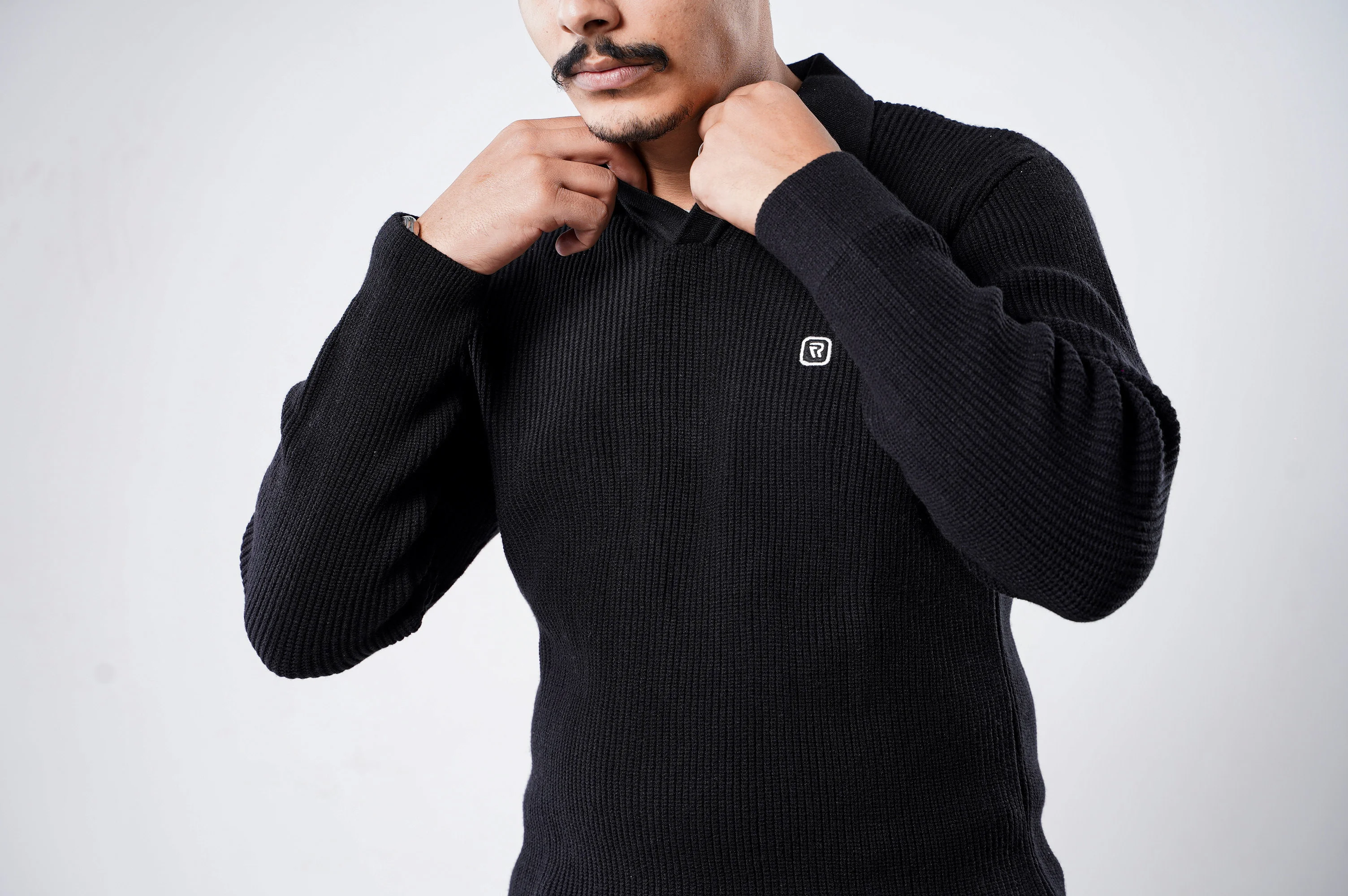 Pull Col Polo Côtelé Noir. L'Élégance Redéfinie.