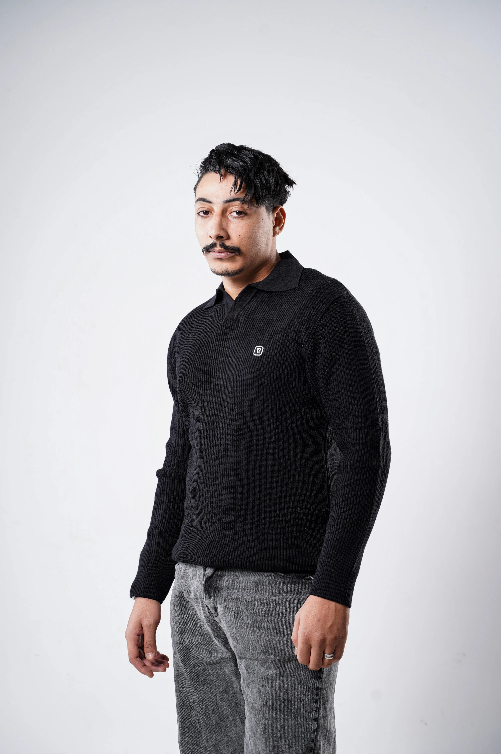 Pull Col Polo Côtelé Noir. L'Élégance Redéfinie.