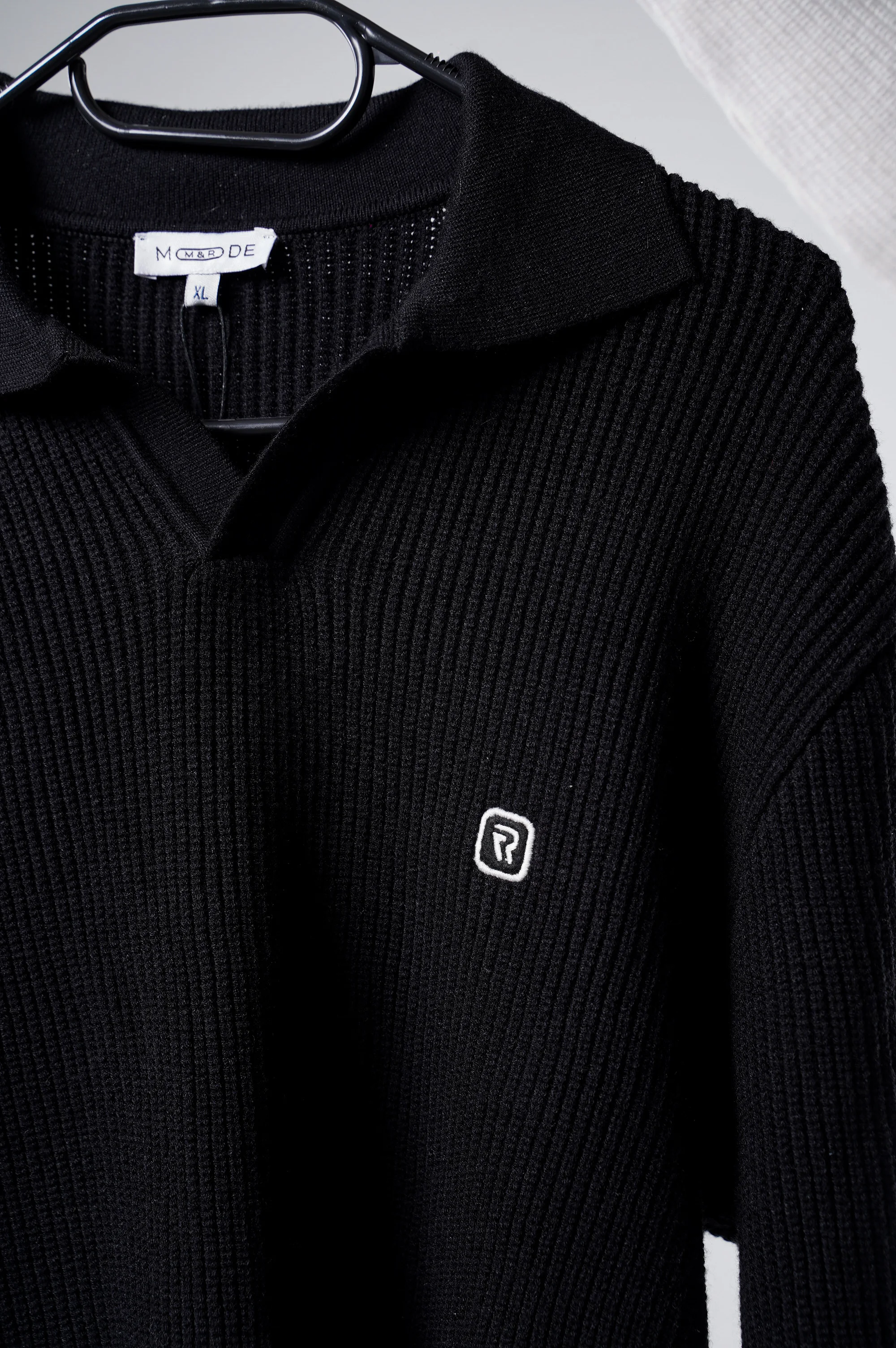 Pull Col Polo Côtelé Noir. L'Élégance Redéfinie.