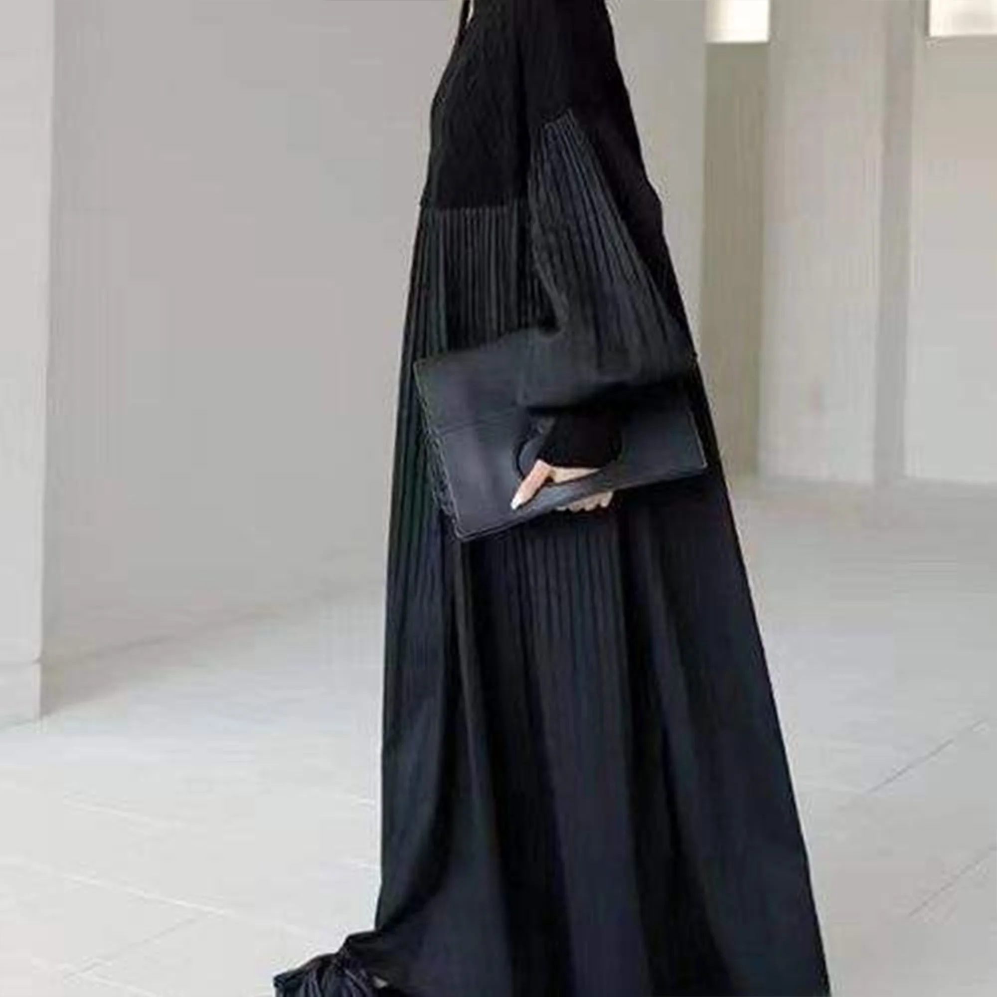 • فستان اسود