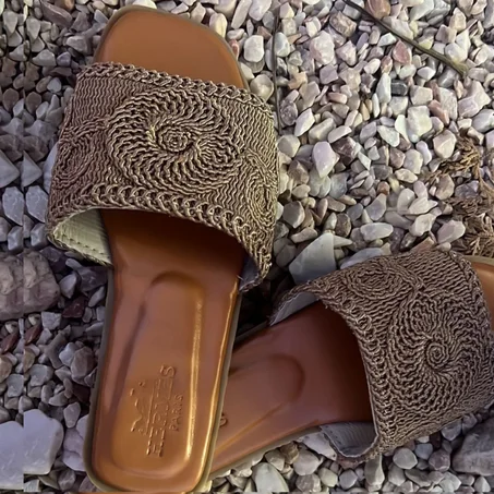 صندل نسائي عصري وأنيق