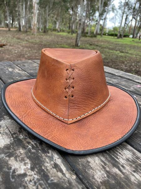 Chapeau en cuir biologique véritable fait à la main
