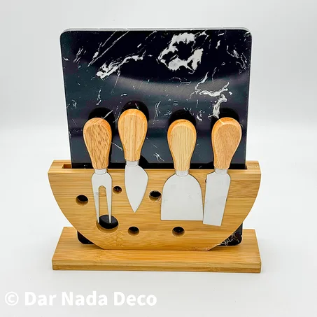 Set de couteaux à fromage avec planche marbrée et support en bambou