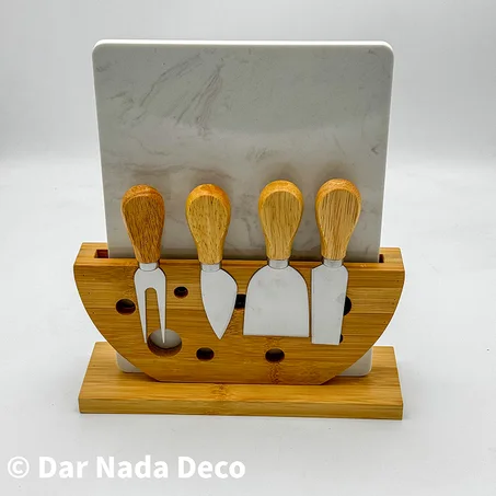 Set de couteaux à fromage avec planche marbrée et support en bambou