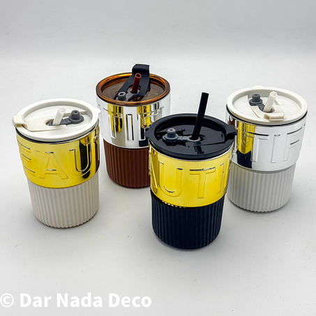 Mug avec couvercle en plastique et paille