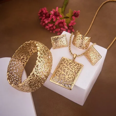 طقم مخرم بالنبالة