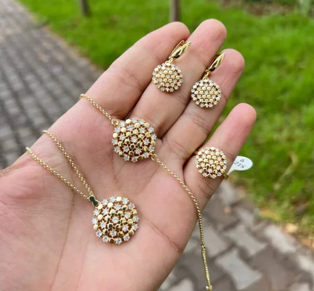 طقم مجوهرات ذهبي فاخر