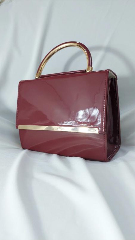 Sac bordeaux avec bandoulière en chaîne métallique