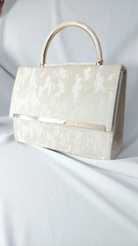 Sac Beige avec Bandoulière en chaîne métallique