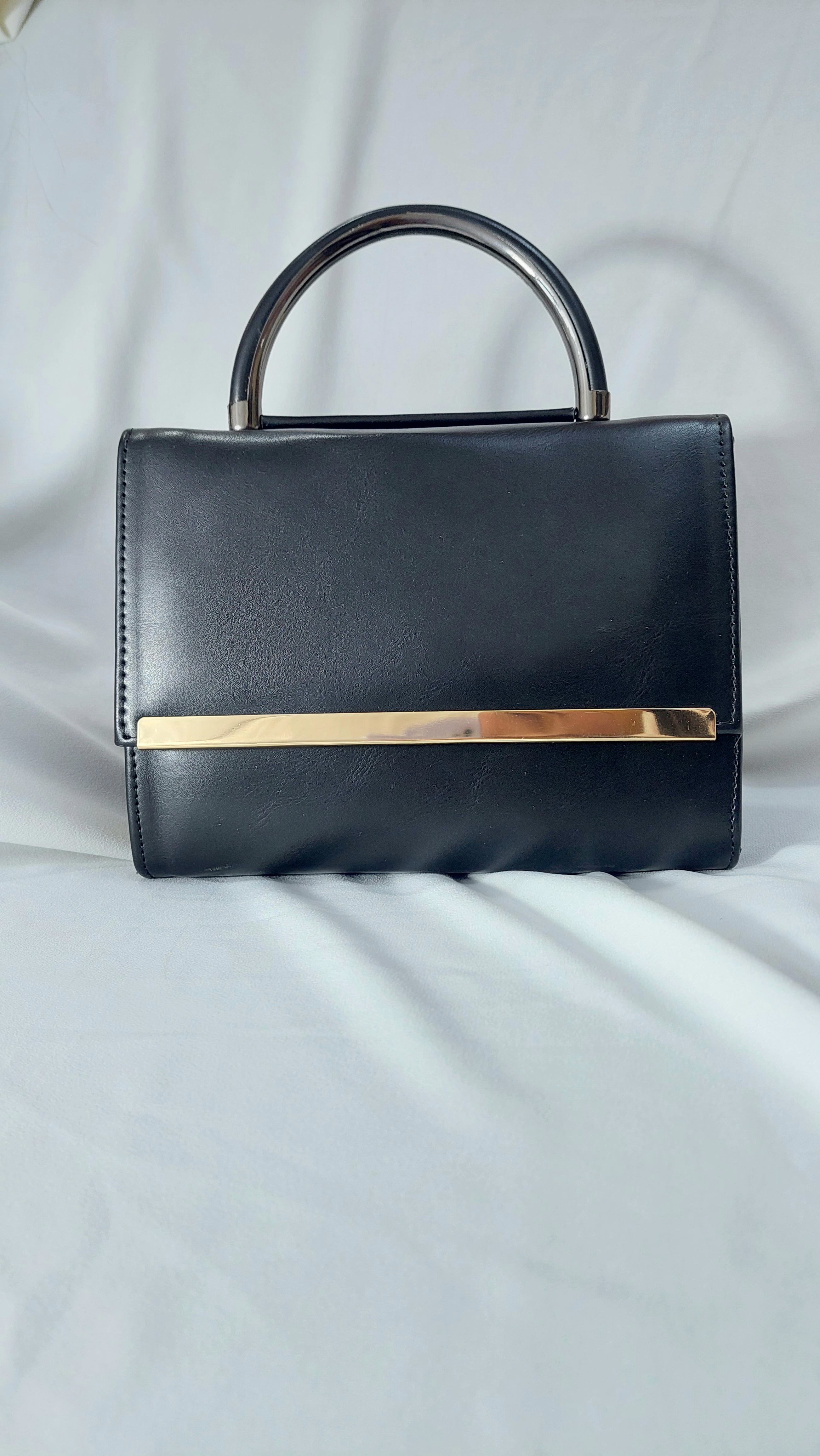Sac Noir avec bandoulière en chaîne métallique