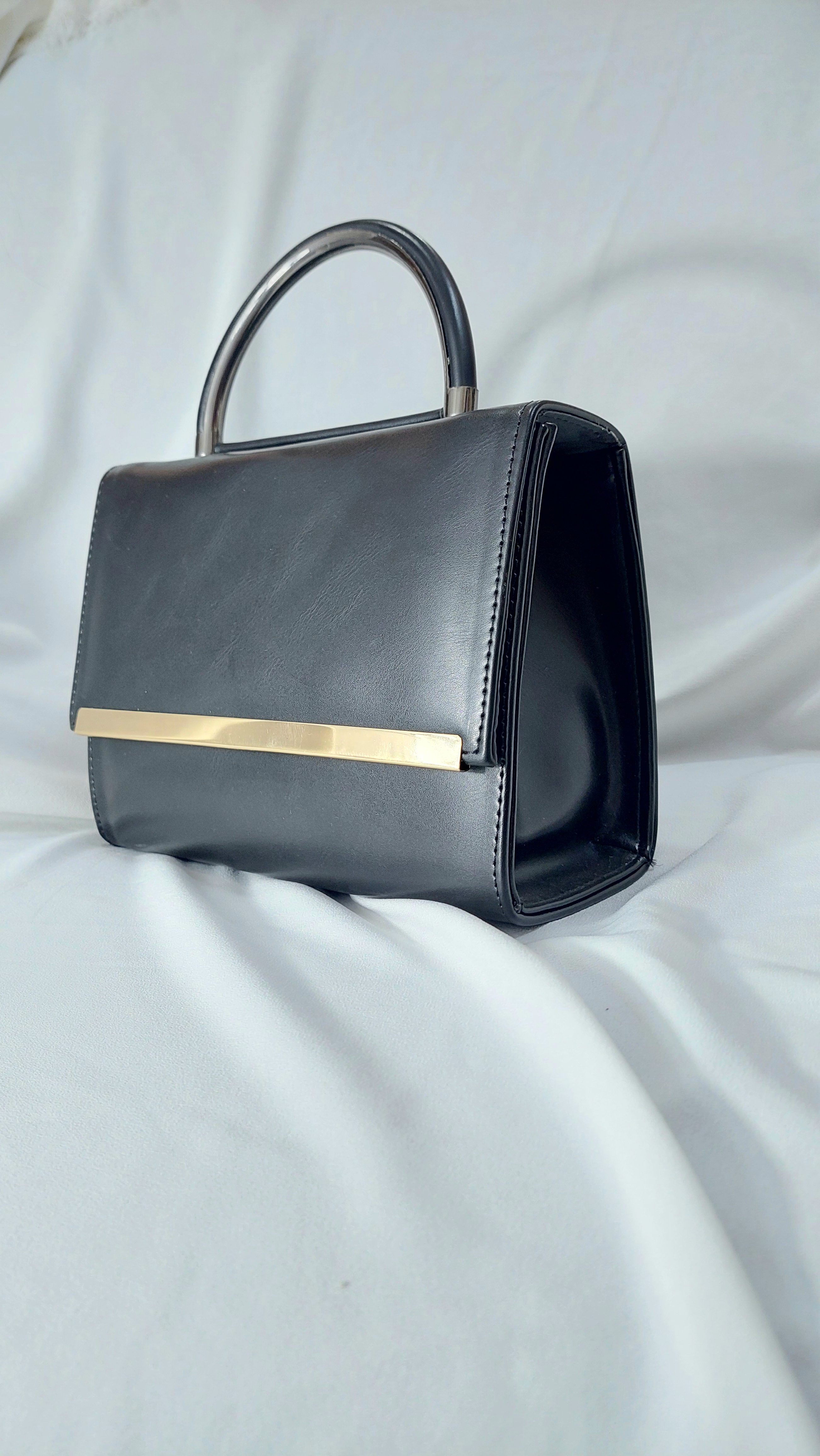 Sac Noir avec bandoulière en chaîne métallique