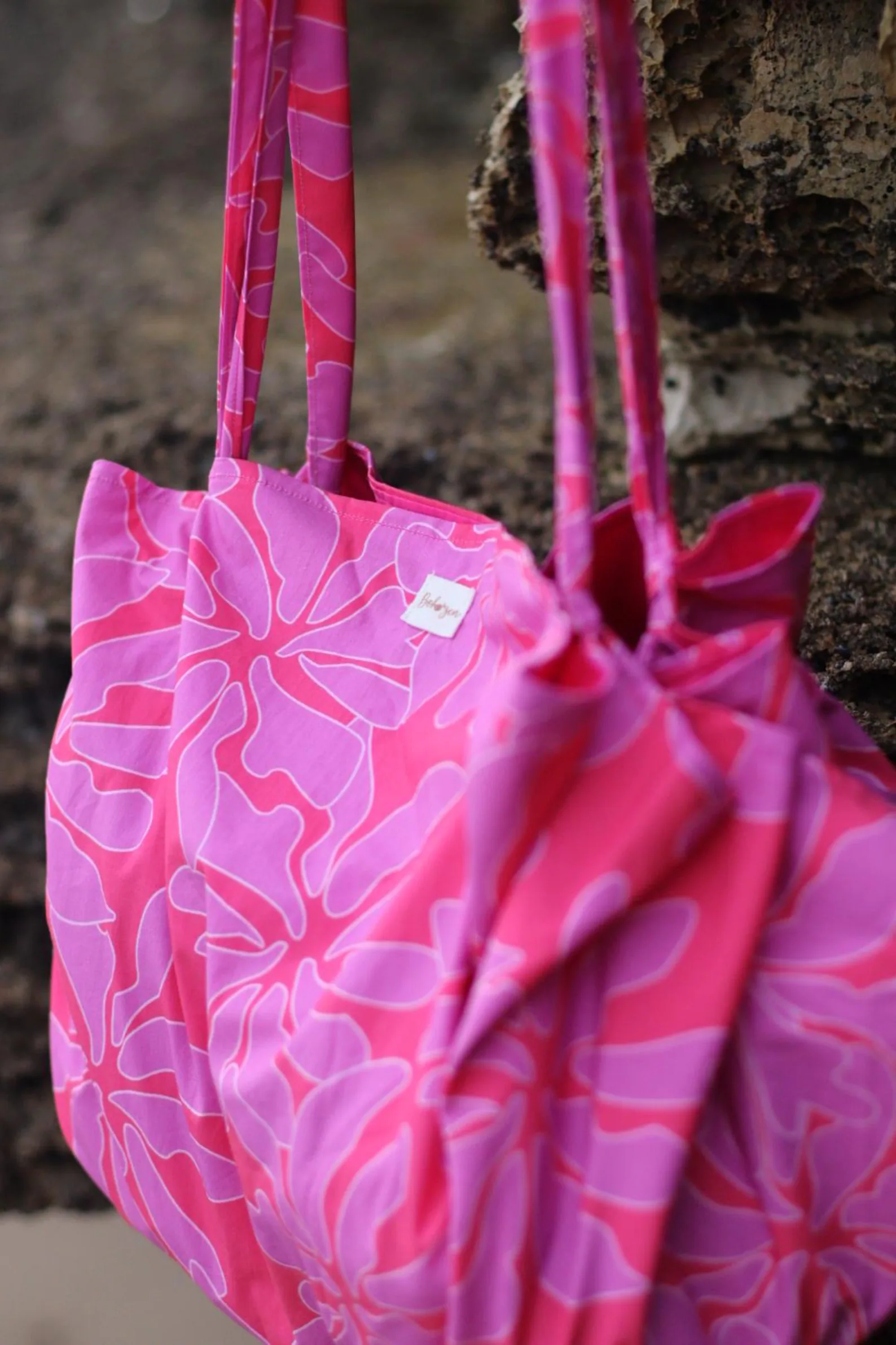 sac de plage en tissu fleuri rose,  cabas bohème