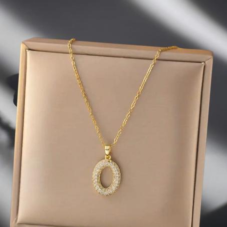 collier en chaîne en acier inoxydable plaqué or avec des zircons cubiques dans un design ovale