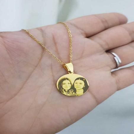القلادة الدائرية الذهبية المنقوشة بالليزر مع الصورة