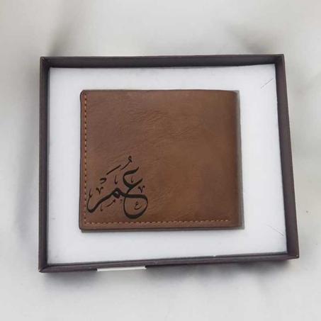 محفظة نقود منقوشة بإسم من اختيارك مع العلبة