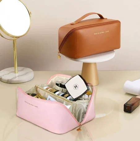 Travel cosmetic bag ( brown )