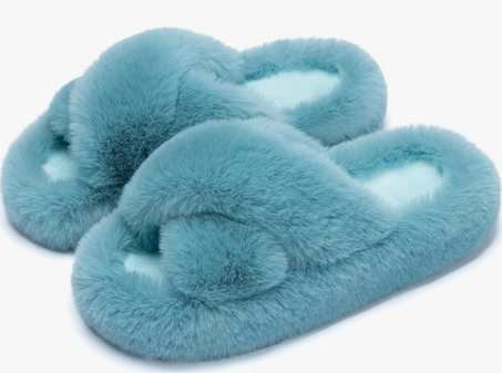 شبشب نسائي مريح من Chantomoo، مبطّن بالفرو الصناعي وذا بطانة إسفنجية Memory Foam، تصميم مفتوح من الأمام بلون أزرق أنيق. مثالي للراحة اليومية في المنزل.