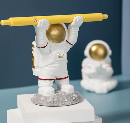 حامل أقلام بتصميم رائد فضاء من BUTILIVEEN، حامل عرض أقلام ومكان أقلام للمكتب مصنوع من الراتنج، ديكور مكتبي مميز، هدية للمكتب أو المنزل