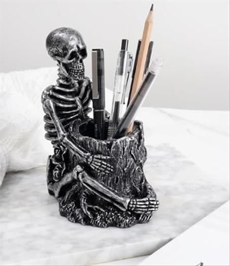 حامل أقلام و مفاتيح على شكل جمجمة من Arola – منظم مكتبي متعدد الاستخدامات لتخزين فرش المكياج أو الأقلام – إكسسوار فضي أنيق للمكتب أو المنزل