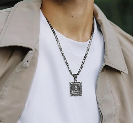 سلسلة قلادة حرف أولي رجالية من KissYan – مطلية بالفضة أو الأسود، تصميم مربع بحروف من A إلى Z، بسلسلة فيغارو متينة