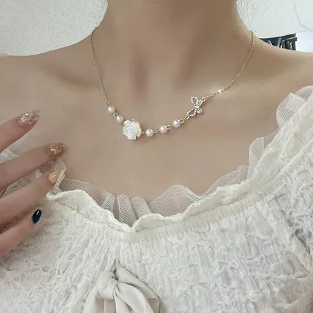 Collier rose blanche