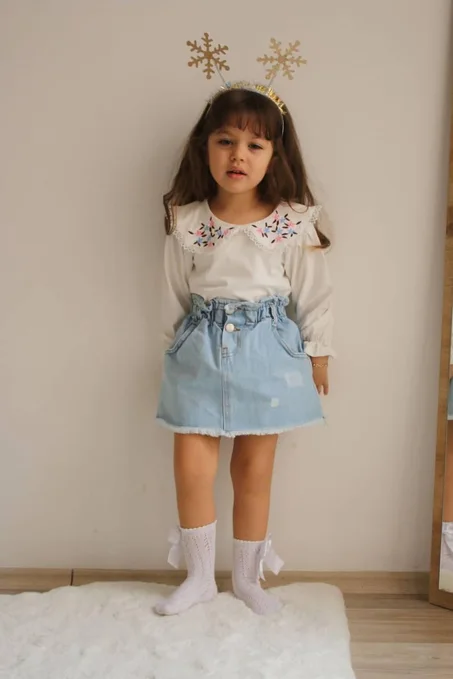 JELIBOOM nouvelle collection Chemisier brodé blanc et jupe en jean