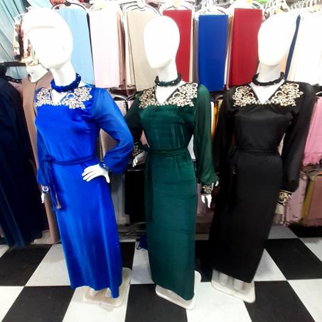 جبة الـوردة بـقماش قطيفة روايال