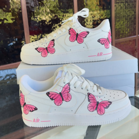 Nike Air Force 1 Custom – Papillons Roses : L'Élégance Poétique