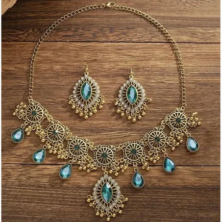 Collier, boucles d'oreilles et pendentif à pompons pour femme