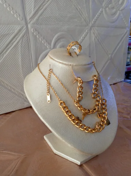 طقم مجوهرات ذهبية عصرية: قلادة سلسلة حلقات سميكة وخاتم  Ensemble Bijoux Dorés Tendance : Collier Chaîne Maillons Épais et Bague Assortie