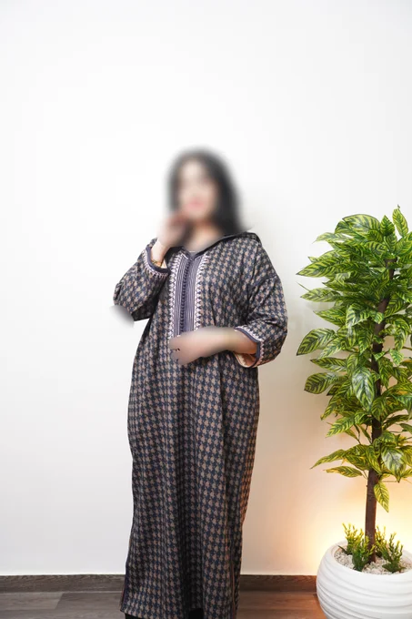 جلابة عصرية بتصميم راقٍ